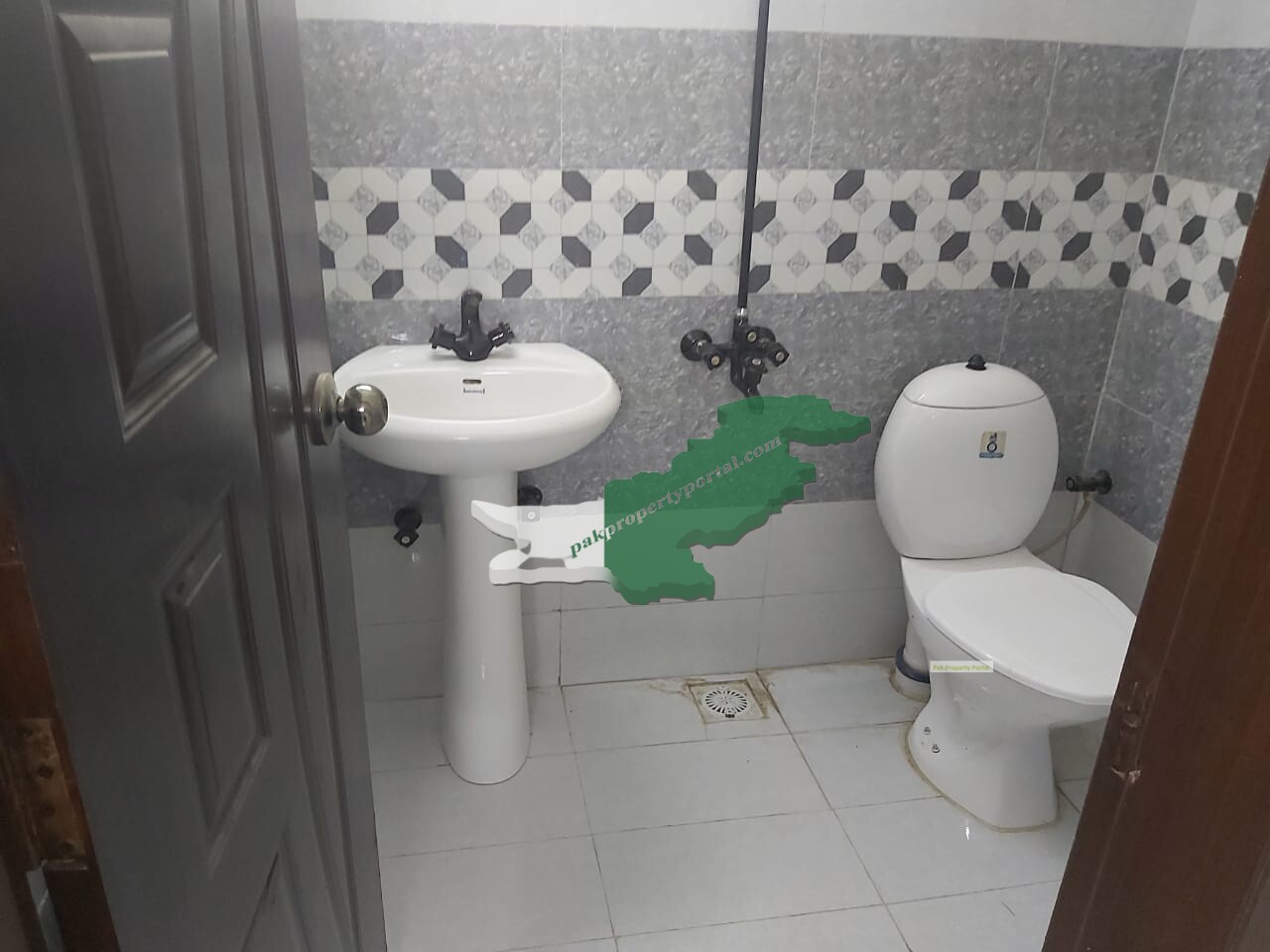 Flat for sale in Safari Blasing gulistan-e-jauhar block 12 Karachi