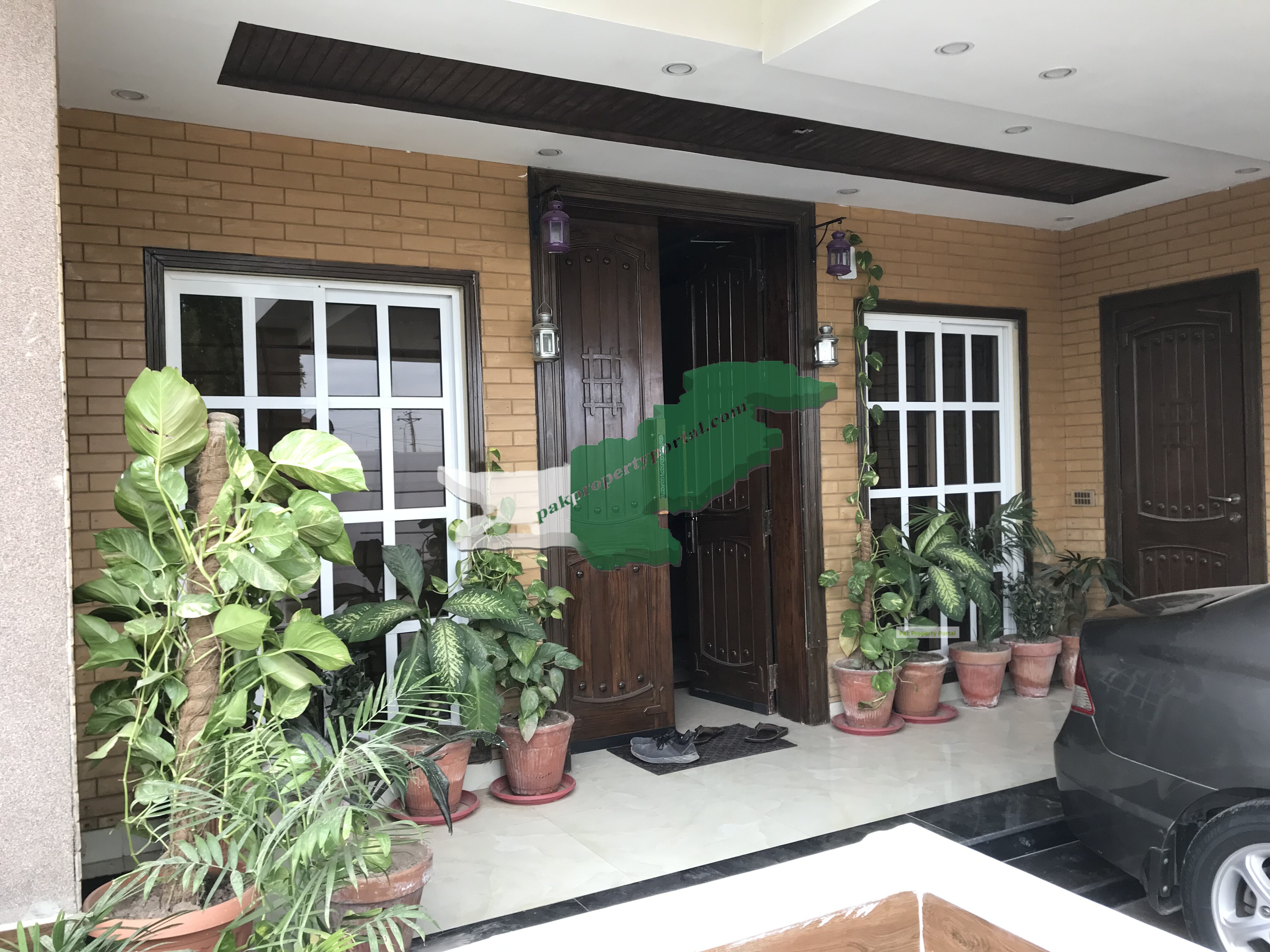 One Kanal Beautiful Single storey corner house