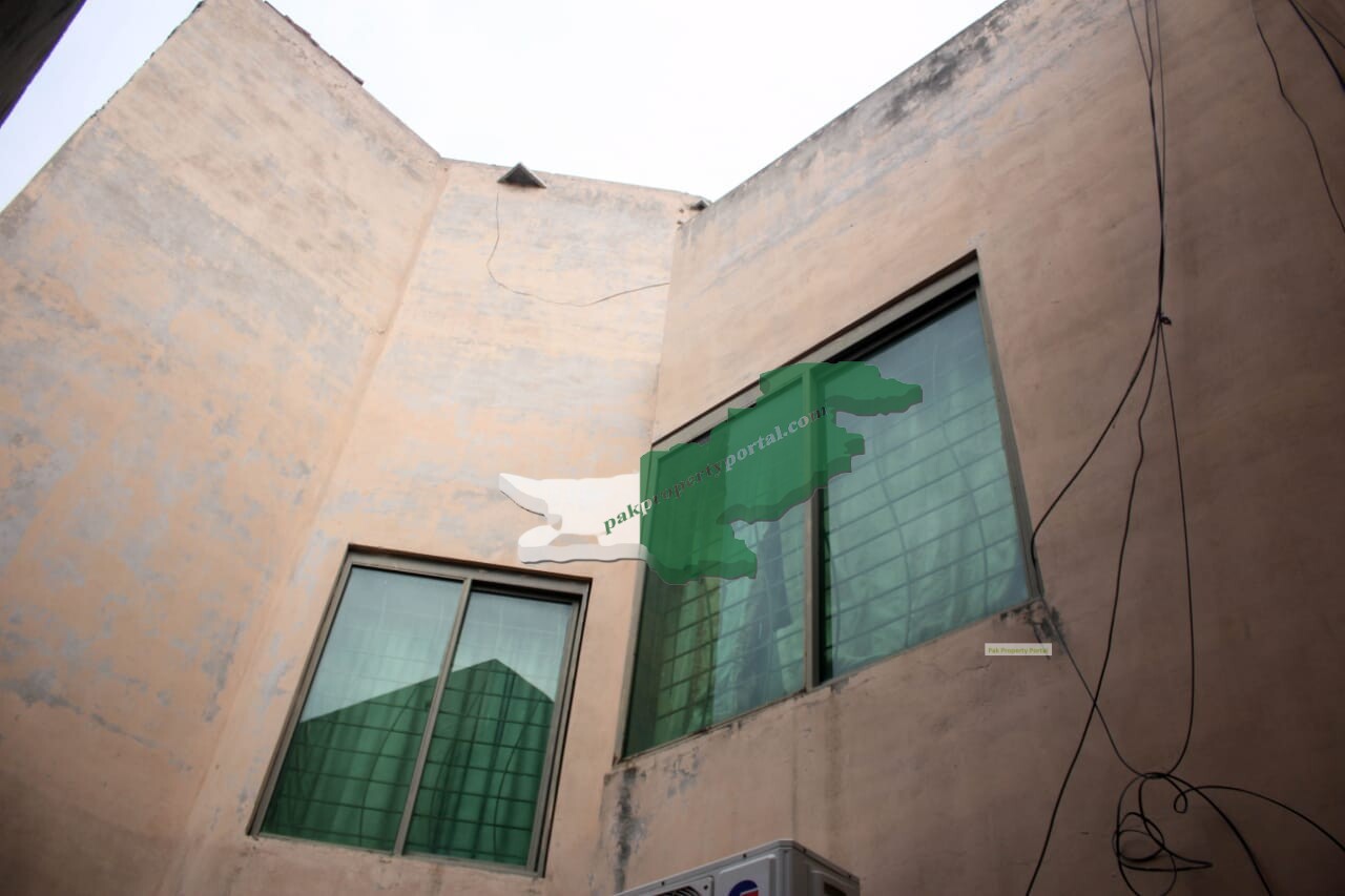 1 kanal  House For Sale In  Punjab Society Phase 1  Main College Road Lahore.