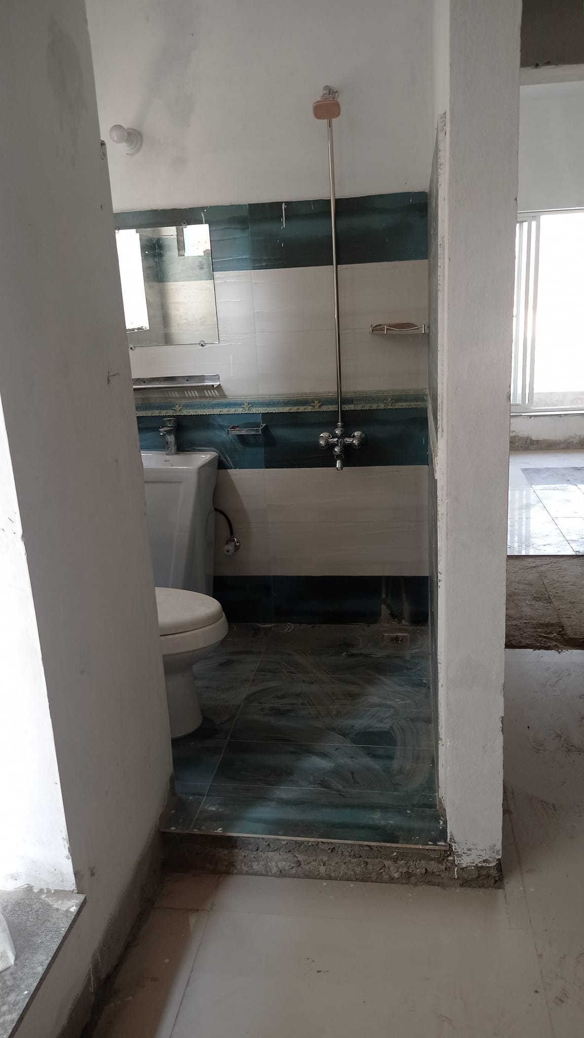 Flat available for rent Near UCP Shoukatkhanum Lahore