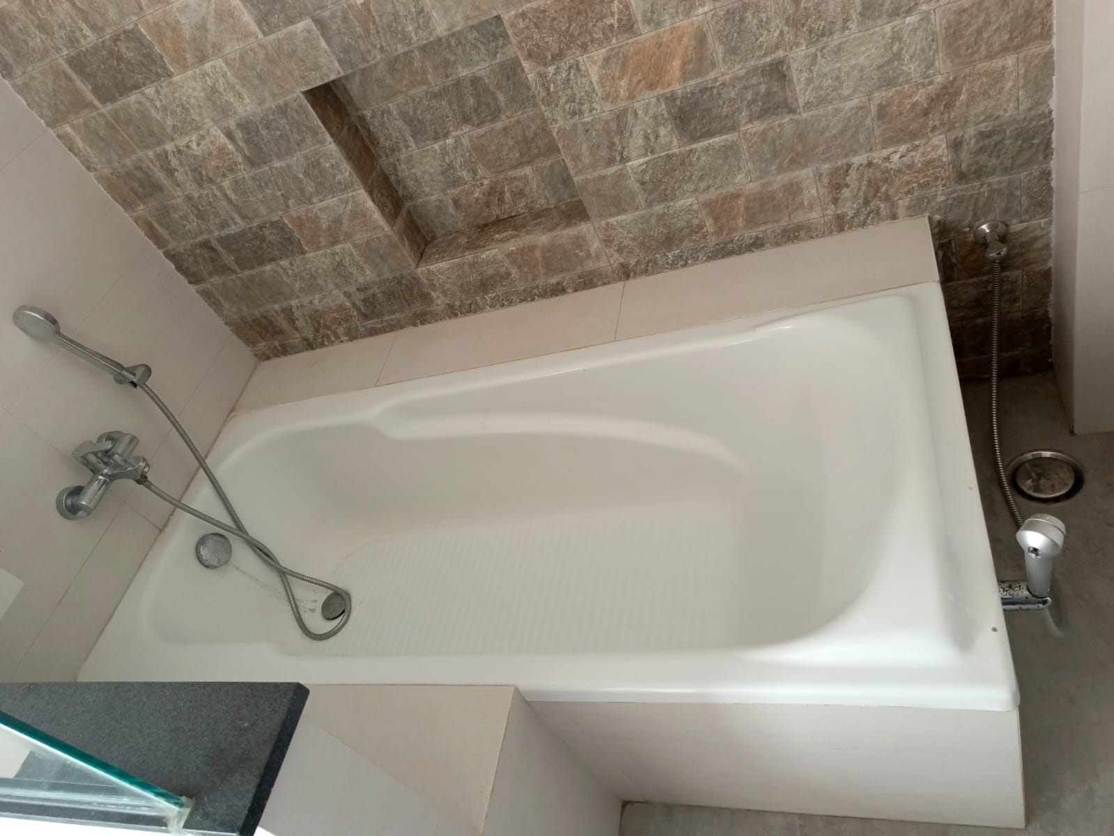 2000 SQYD BUNGALOW FOR RENT IN DEFENCE PHASE 8 KARACHI