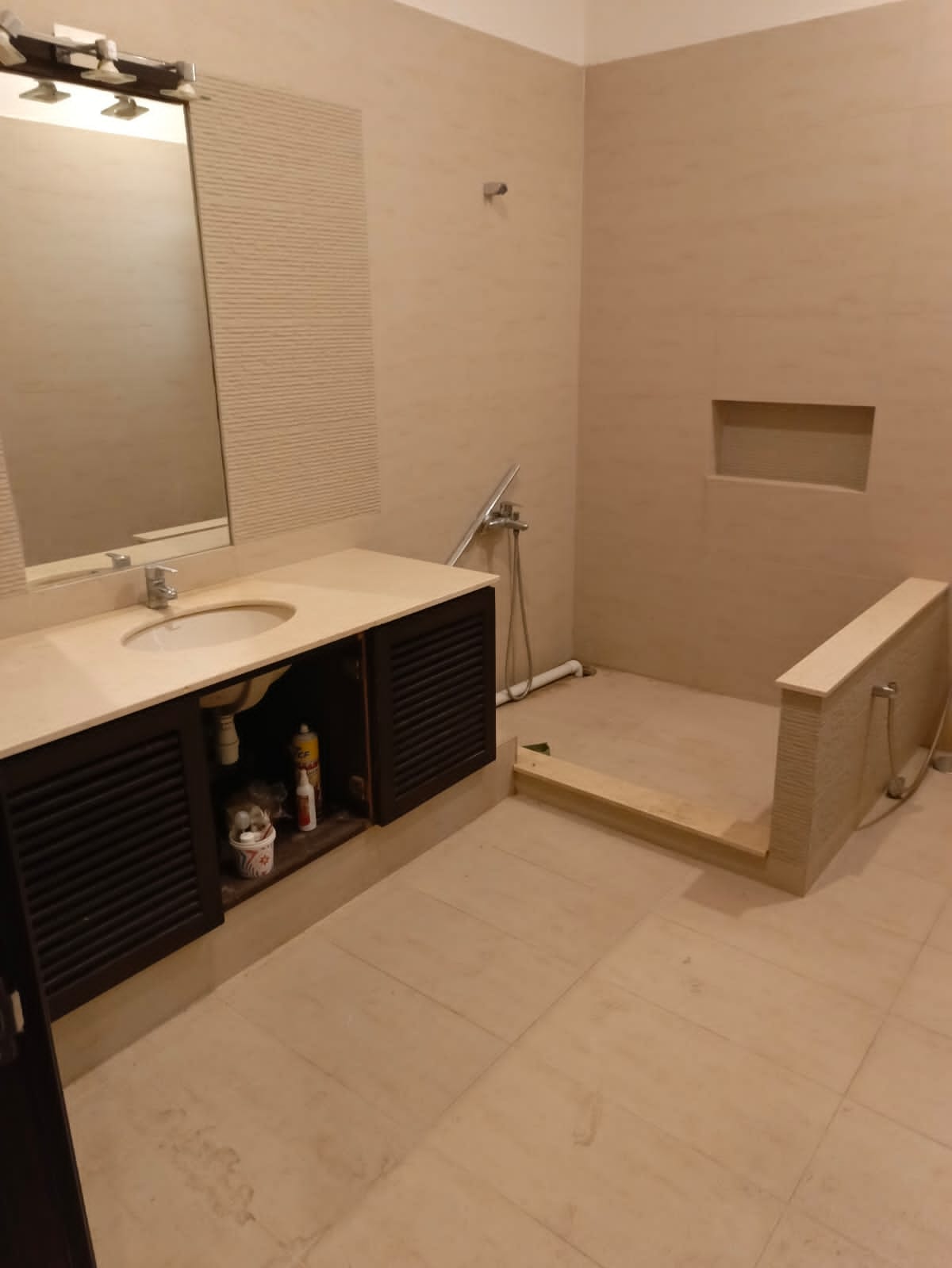 2000 SQYD BUNGALOW FOR RENT IN DEFENCE PHASE 8 KARACHI