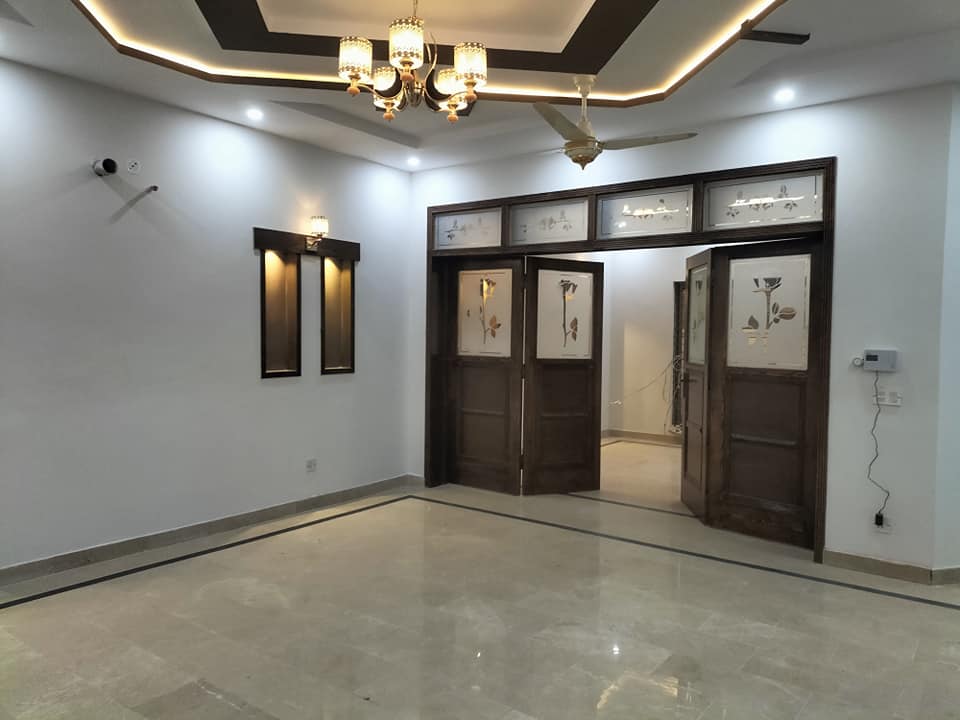 10 Marla Beautiful brand new Full House Available For Rent in Hussain Block Bahria town Lahore