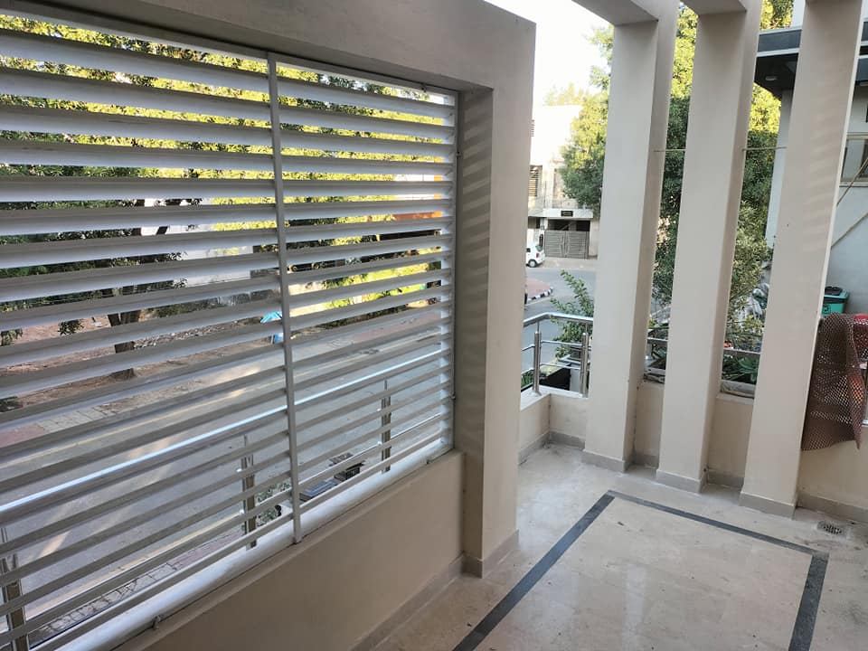 10 Marla Beautiful brand new Full House Available For Rent in Hussain Block Bahria town Lahore