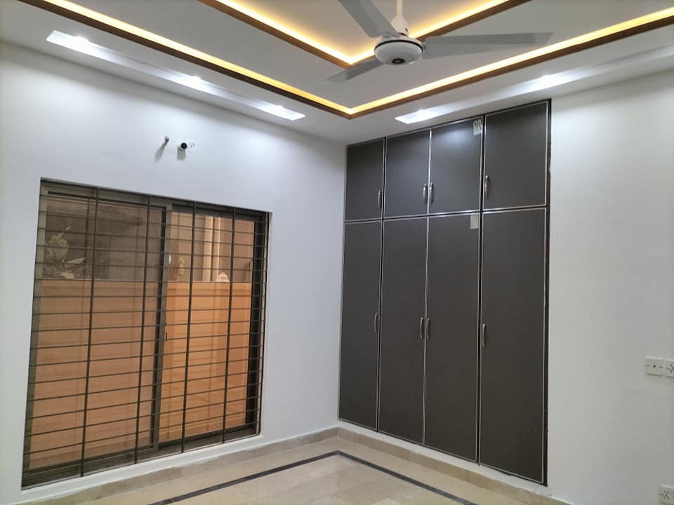 10 Marla Beautiful brand new Full House Available For Rent in Hussain Block Bahria town Lahore