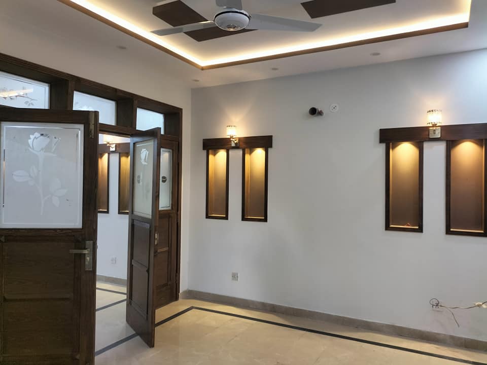10 Marla Beautiful brand new Full House Available For Rent in Hussain Block Bahria town Lahore