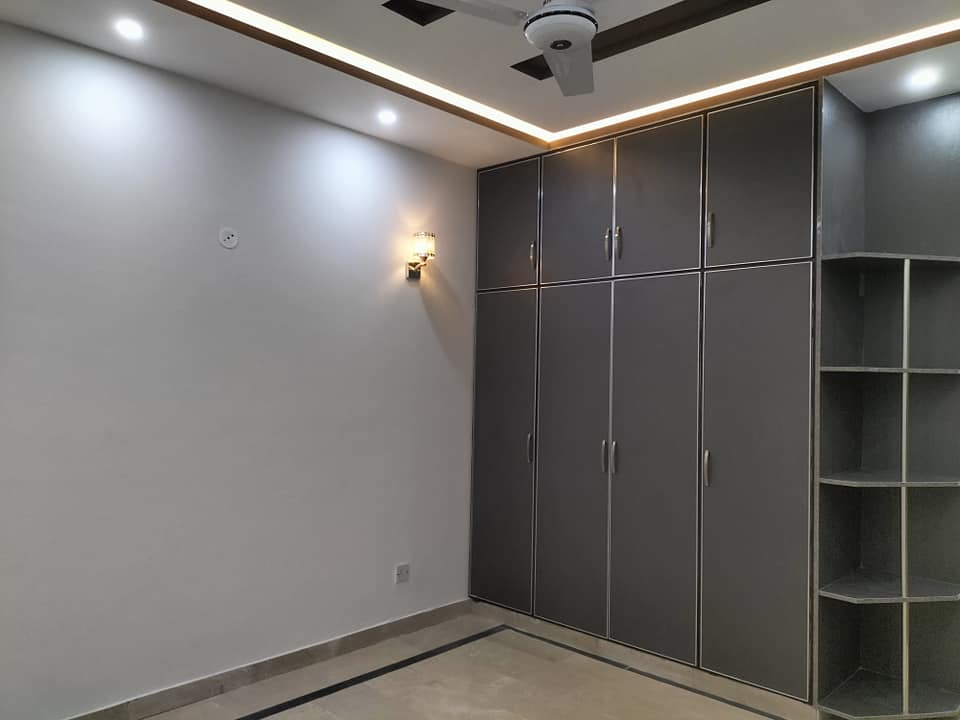 10 Marla Beautiful brand new Full House Available For Rent in Hussain Block Bahria town Lahore