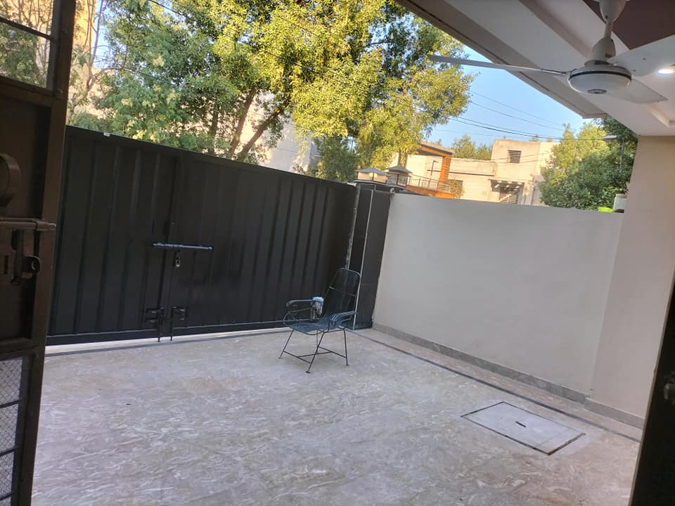 10 Marla Beautiful brand new Full House Available For Rent in Hussain Block Bahria town Lahore