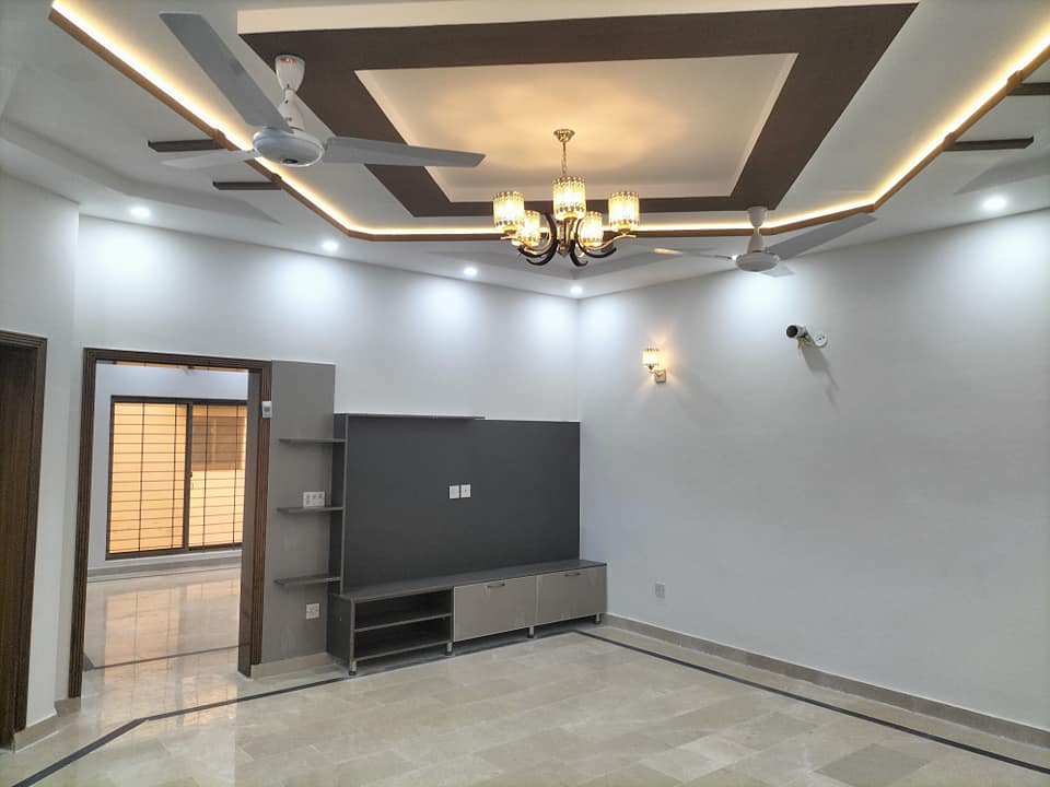 10 Marla Beautiful brand new Full House Available For Rent in Hussain Block Bahria town Lahore