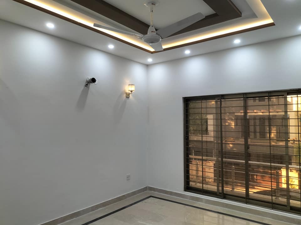 10 Marla Beautiful brand new Full House Available For Rent in Hussain Block Bahria town Lahore