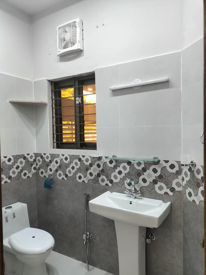 10 Marla Beautiful brand new Full House Available For Rent in Hussain Block Bahria town Lahore