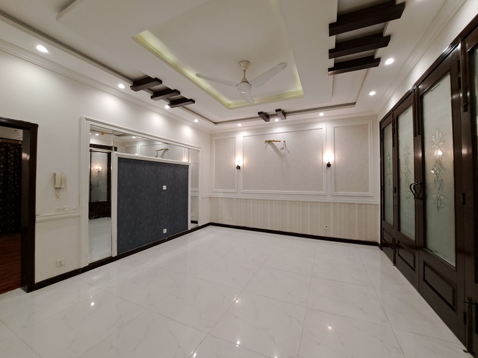 10 Marla Slightly Use House For Sale in State Life Society Lahore