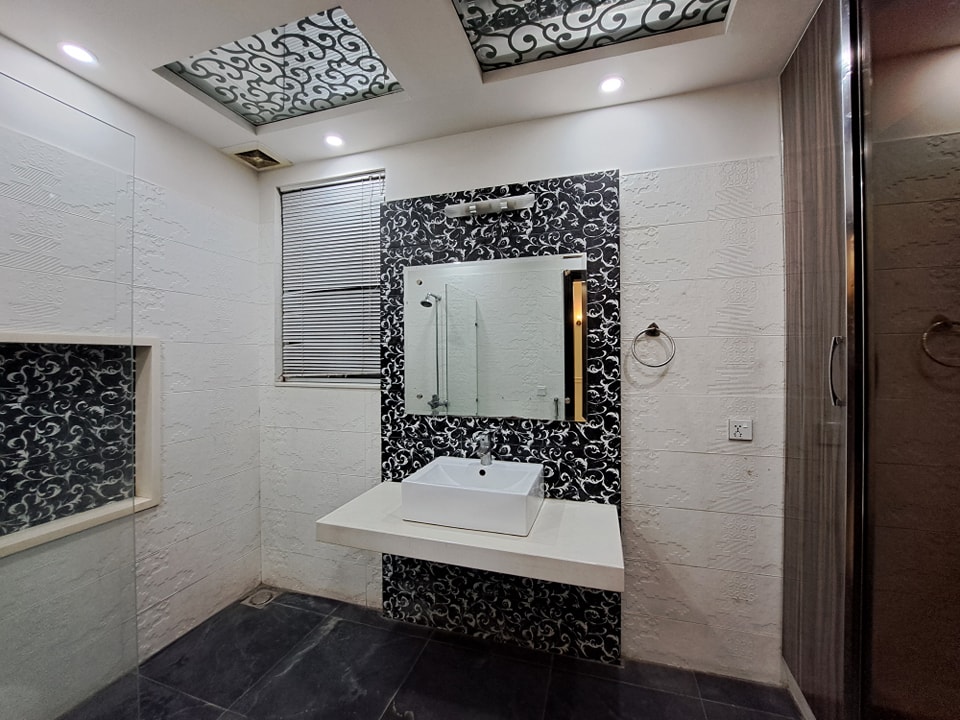 10 Marla Slightly Use House For Sale in State Life Society Lahore