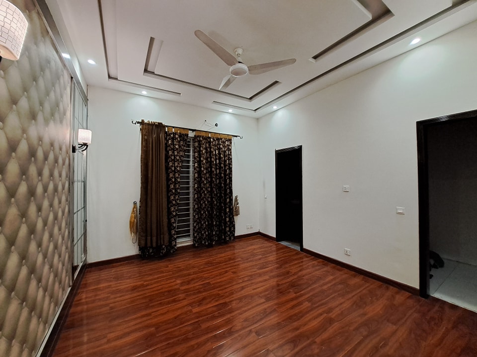 10 Marla Slightly Use House For Sale in State Life Society Lahore