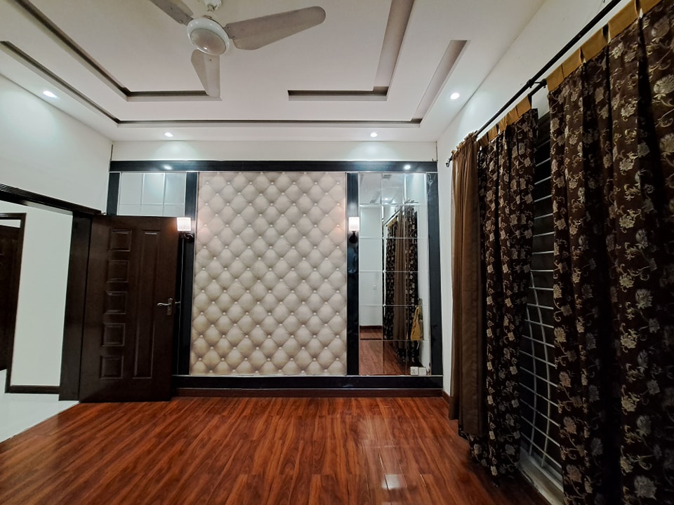 10 Marla Slightly Use House For Sale in State Life Society Lahore
