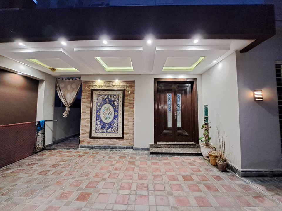 10 Marla Slightly Use House For Sale in State Life Society Lahore