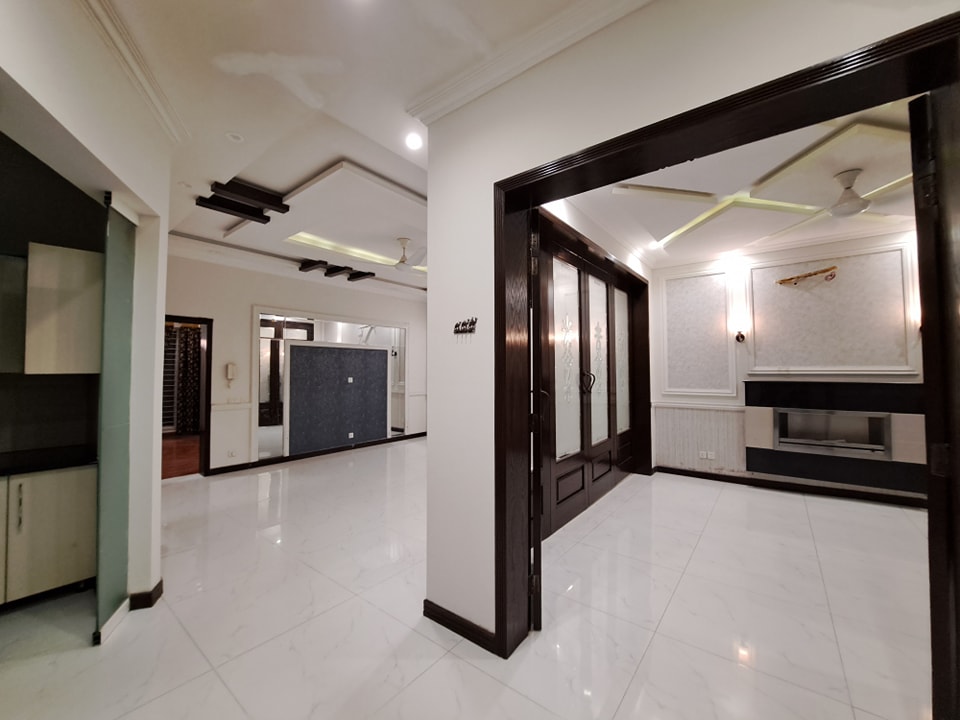 10 Marla Slightly Use House For Sale in State Life Society Lahore