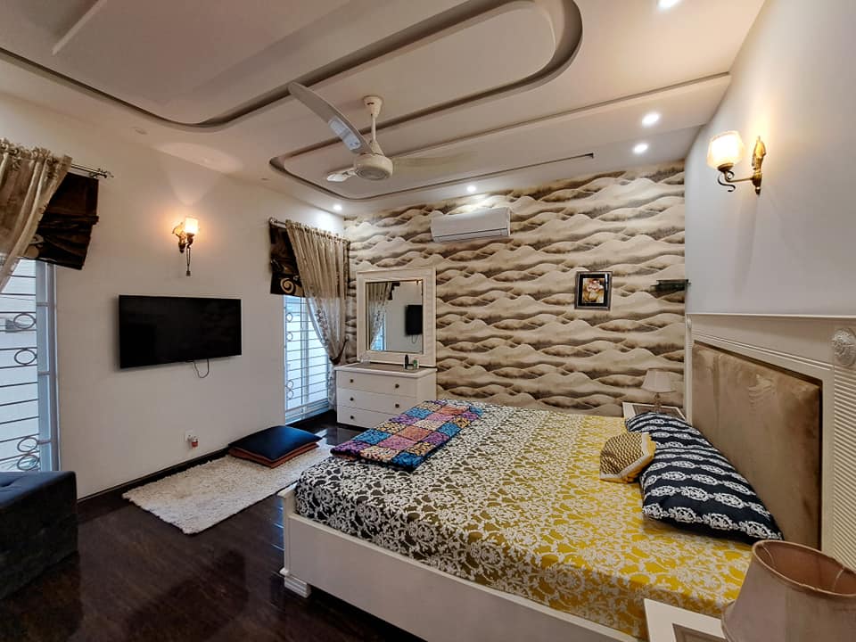 10 Marla Corner Slightly Used House  For Sale in State Life Society Lahore