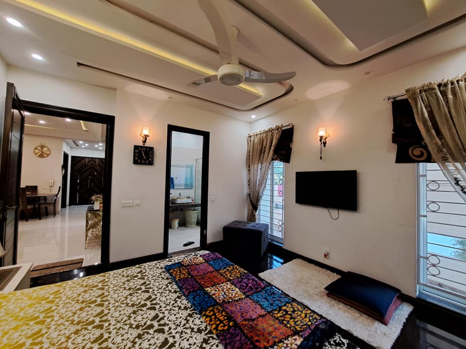 10 Marla Corner Slightly Used House  For Sale in State Life Society Lahore