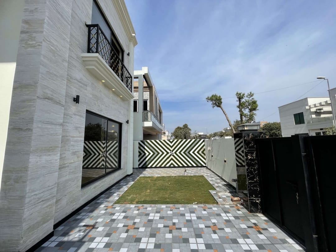 1 Kanal brand new house for sale in Janiper Block Bahria Town Lahore