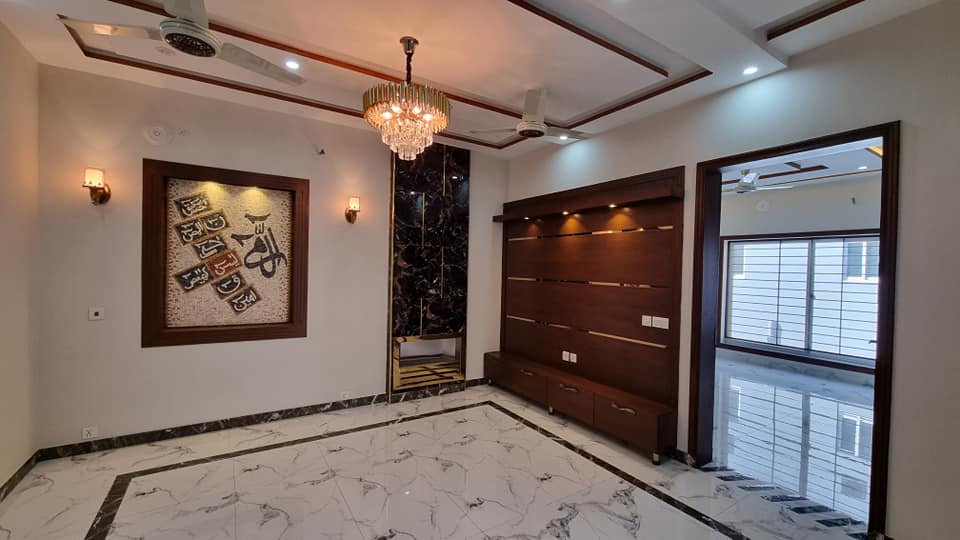 10 Marla house  For Sale at Bahria Town Lahore