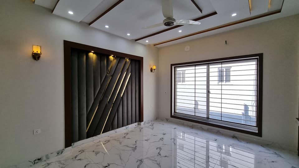 10 Marla house  For Sale at Bahria Town Lahore