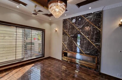 10 Marla house  For Sale at Bahria Town Lahore