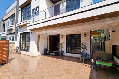 10 Marla house For Sale at Bahria Town Lahore