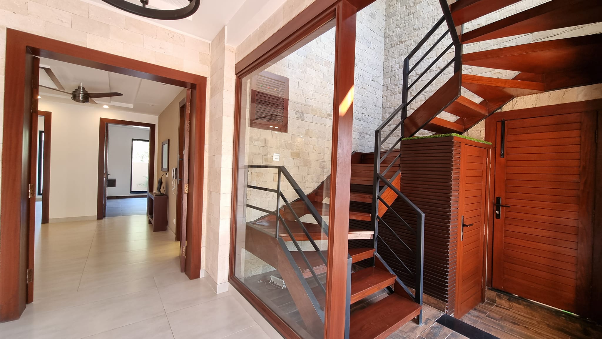 10 Marla house For Sale at Bahria Town Lahore