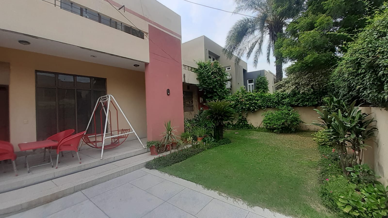 1 KANAL HOUSE FOR SALE  Located in Model Town Ext Lahore
