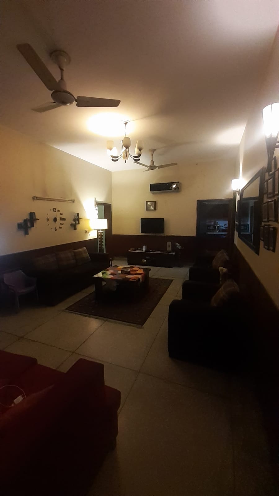 1 KANAL HOUSE FOR SALE  Located in Model Town Ext Lahore