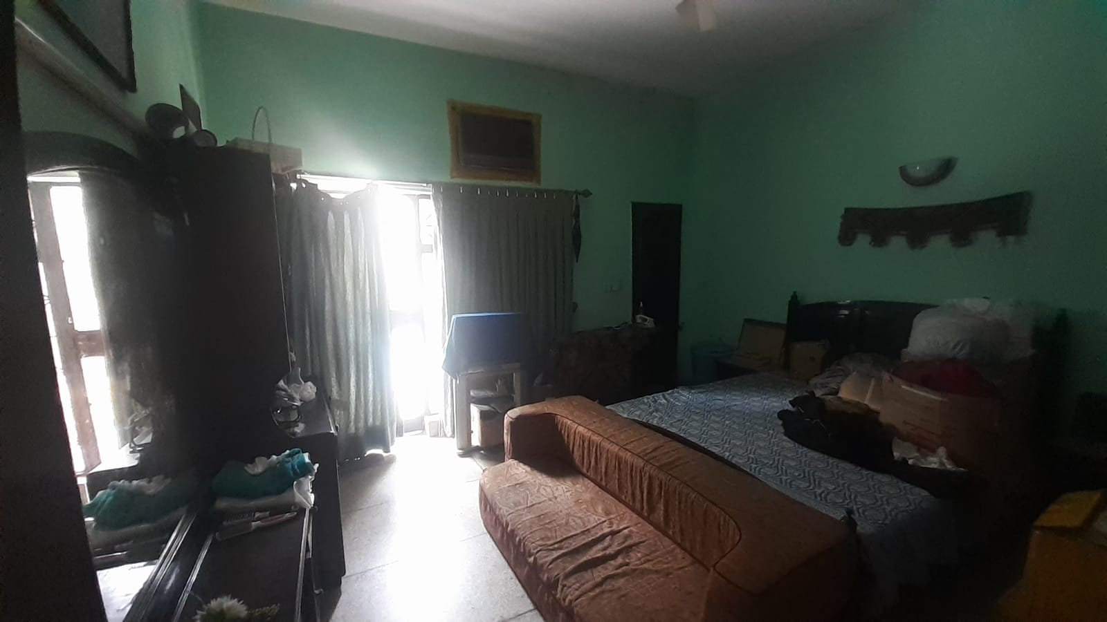 1 KANAL HOUSE FOR SALE  Located in Model Town Ext Lahore