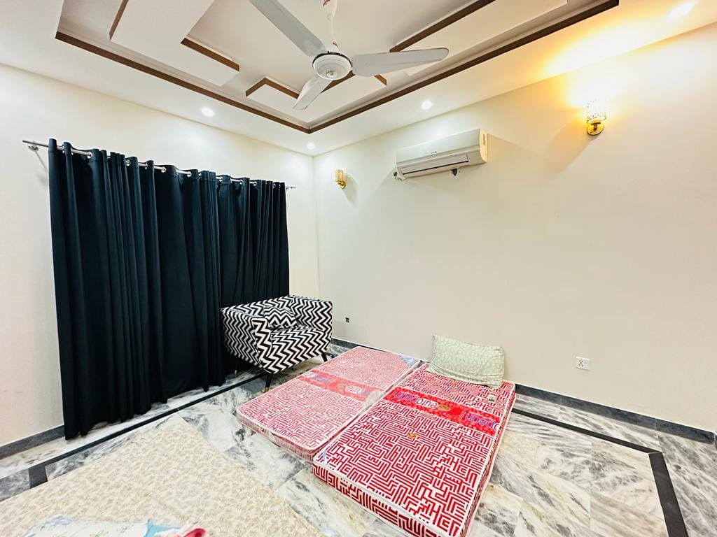 A Beautiful 10 Marla Lower Portion For Rent Near Shouktkhnm UCP Lahore