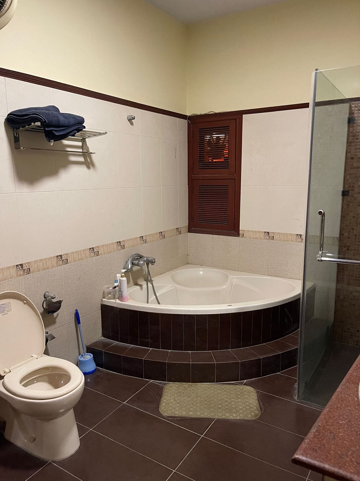 300 YARDS BUNGALOW FOR SALE IN THE HEART OF DHA PHASE 4 KARACHI