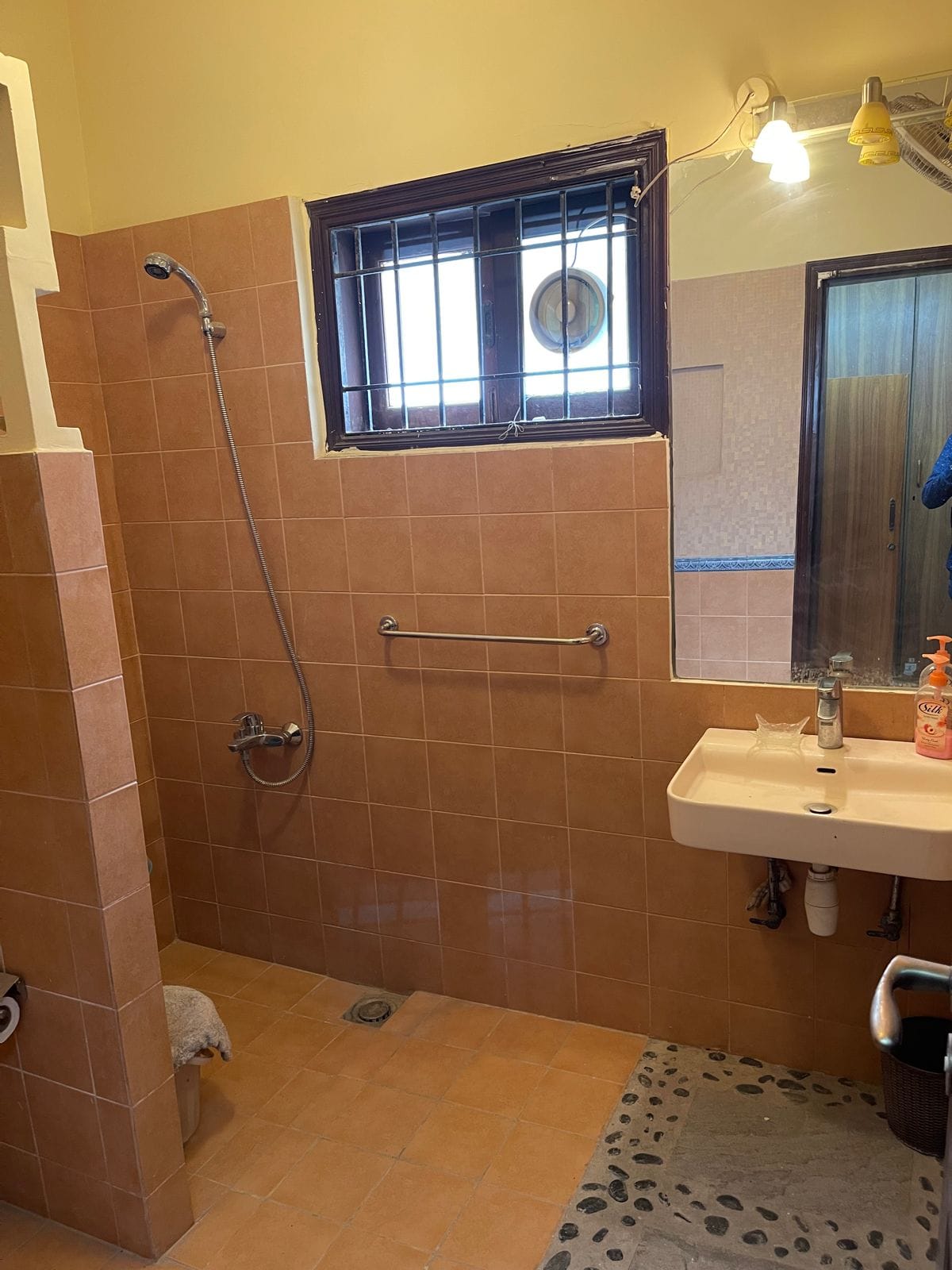 300 YARDS BUNGALOW FOR SALE IN THE HEART OF DHA PHASE 4 KARACHI