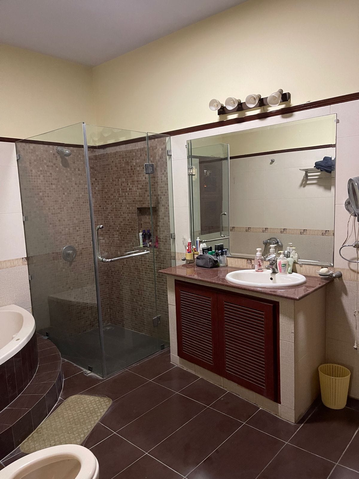 300 YARDS BUNGALOW FOR SALE IN THE HEART OF DHA PHASE 4 KARACHI