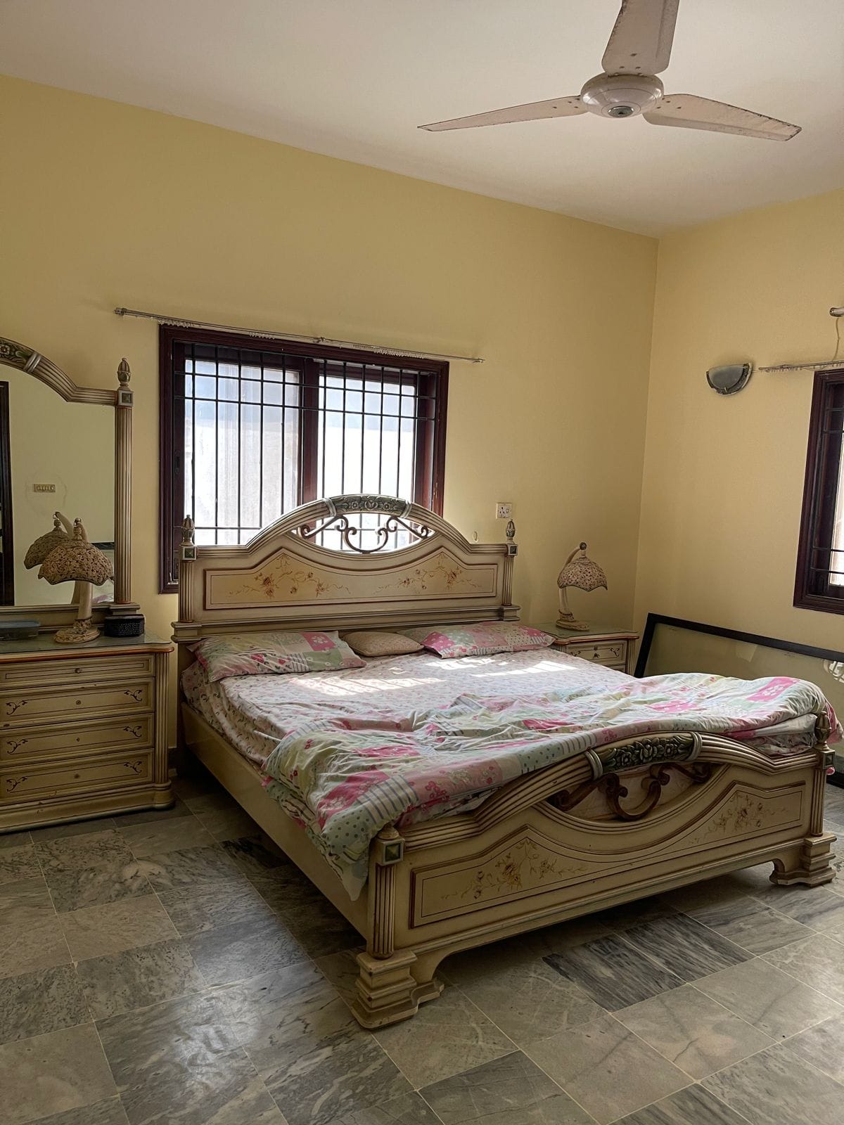 300 YARDS BUNGALOW FOR SALE IN THE HEART OF DHA PHASE 4 KARACHI