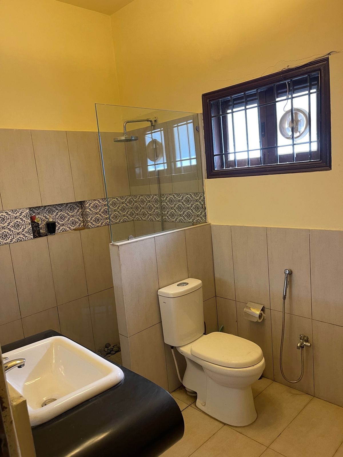 300 YARDS BUNGALOW FOR SALE IN THE HEART OF DHA PHASE 4 KARACHI