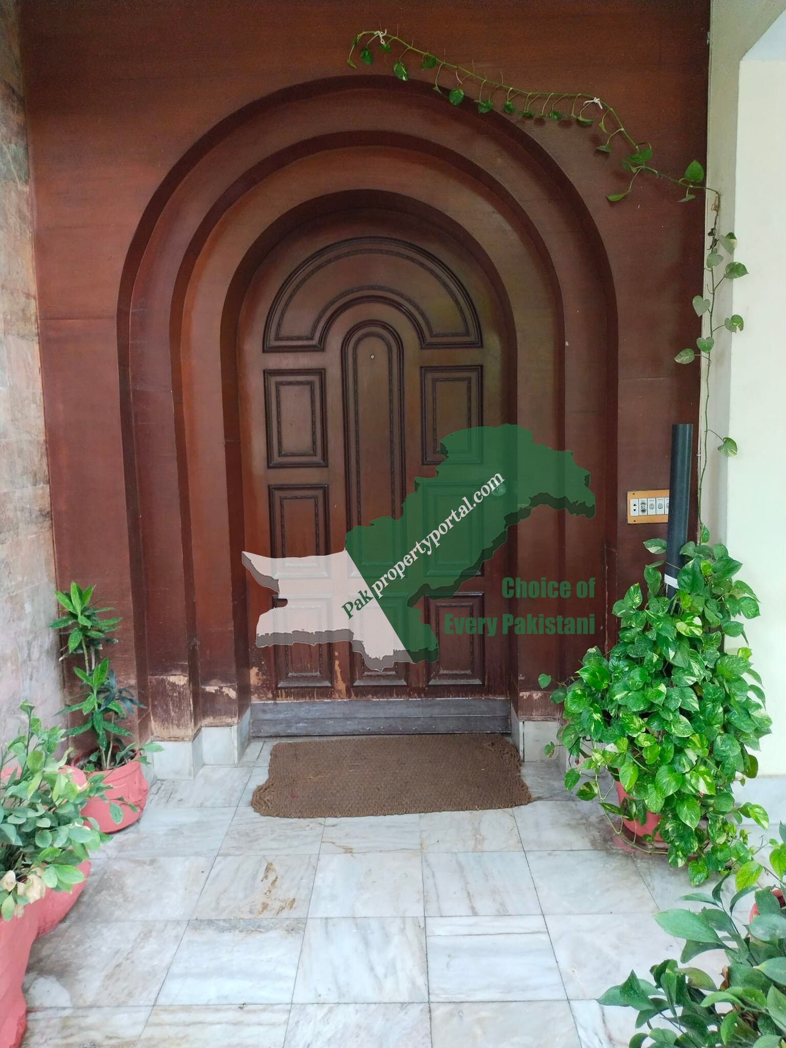 24 MARLA CORNER Used House for SALE  MURATIB Ali ROAD  GULBERG Lahore
