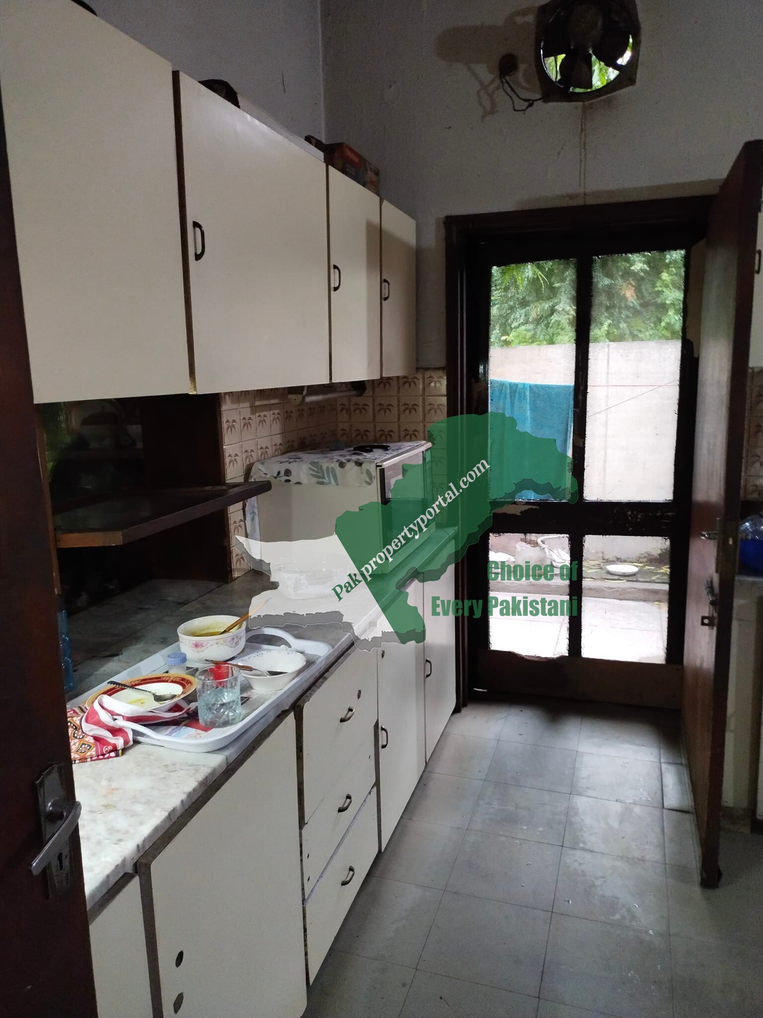 24 MARLA CORNER Used House for SALE  MURATIB Ali ROAD  GULBERG Lahore