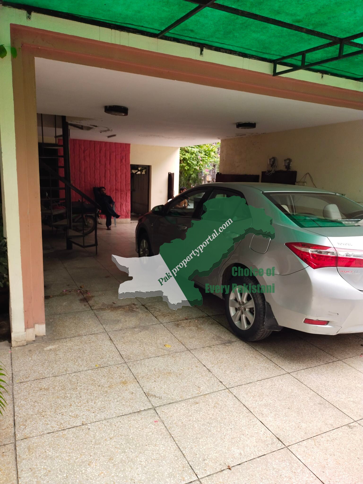 24 MARLA CORNER Used House for SALE  MURATIB Ali ROAD  GULBERG Lahore