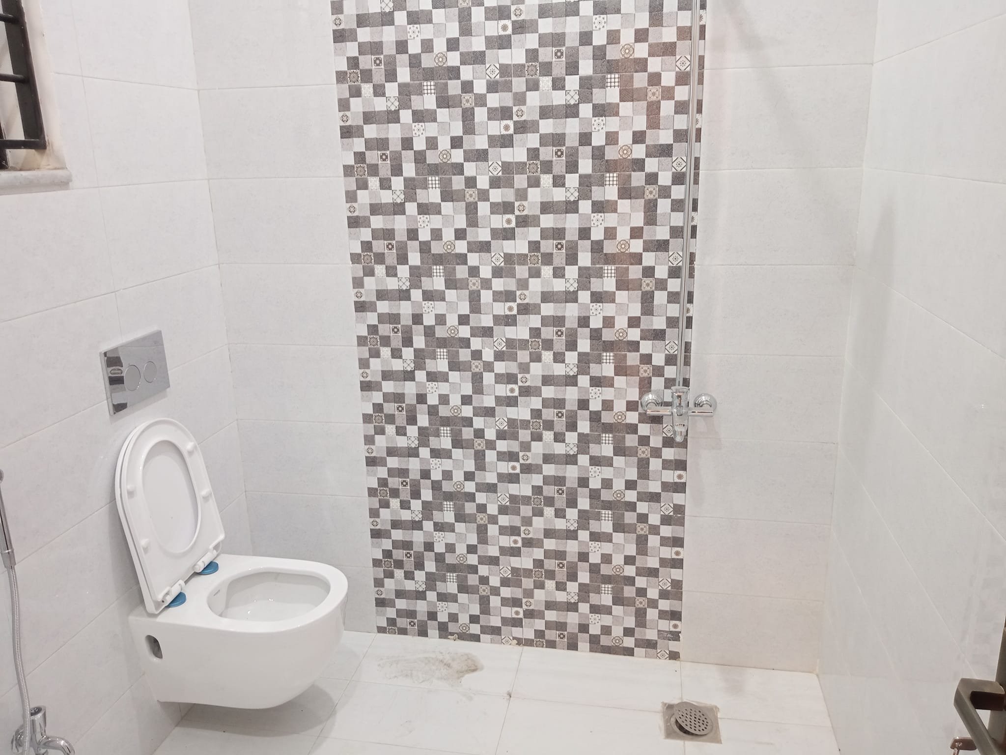 10 Marla Beautiful luxury brand new ground portion available for rent in G10 Islamabad