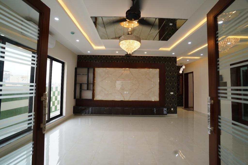 01 Kanal Stunning Bunglow Available for Sale In DHA Lahore