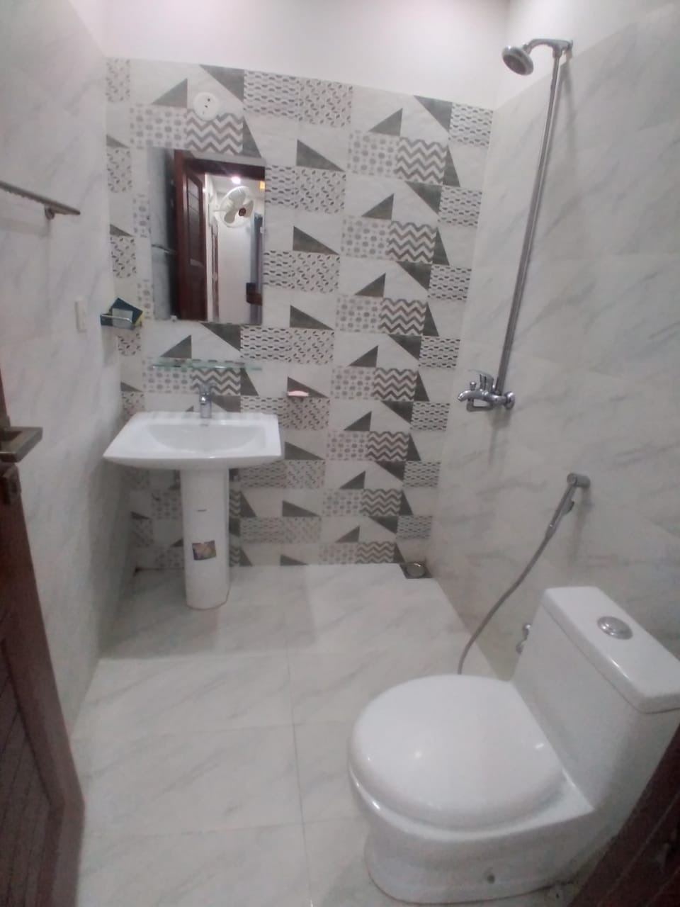 1 Bed fully Furnished Apartment For Rent in bahria town Lahore