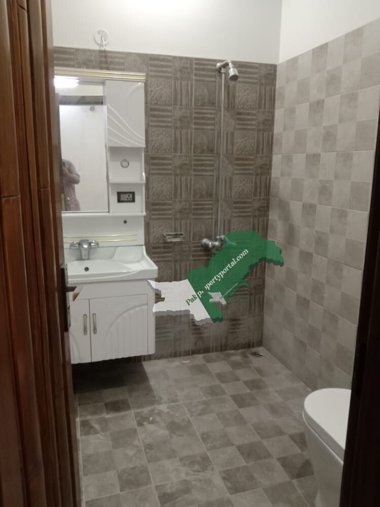 10 Marla portion available For Rent in Bahria town Lahore