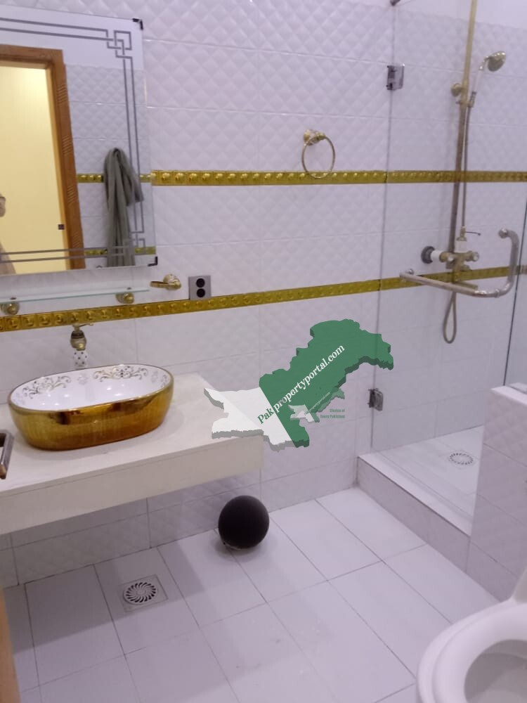 10 Marla portion available For Rent in Bahria town Lahore