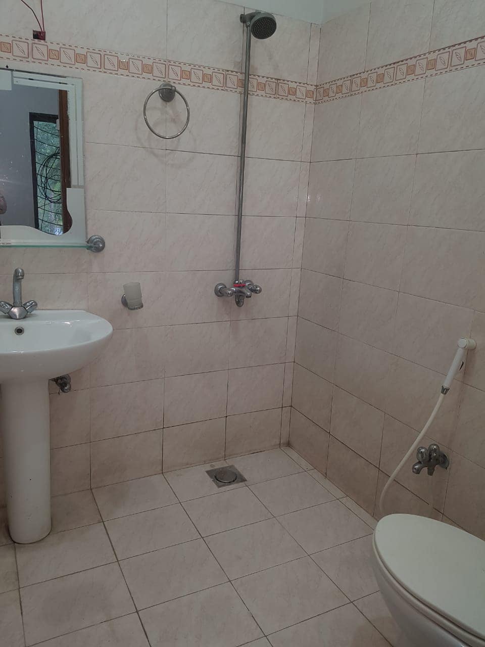 5 Marla House available for Rent in Bahria town Lahore