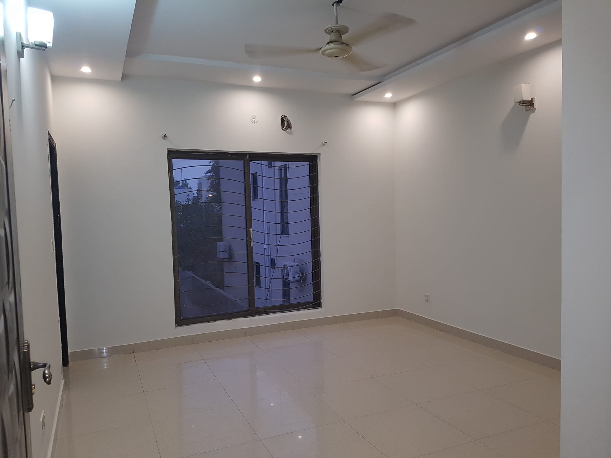 10 Marla Full House available for Rent in Bahria town Lahore