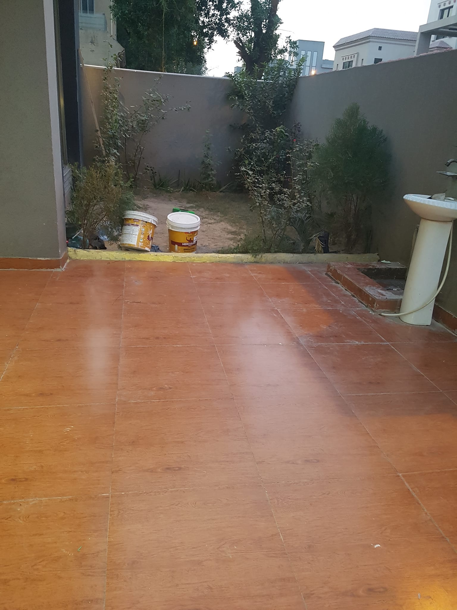 10 Marla Full House available for Rent in Bahria town Lahore