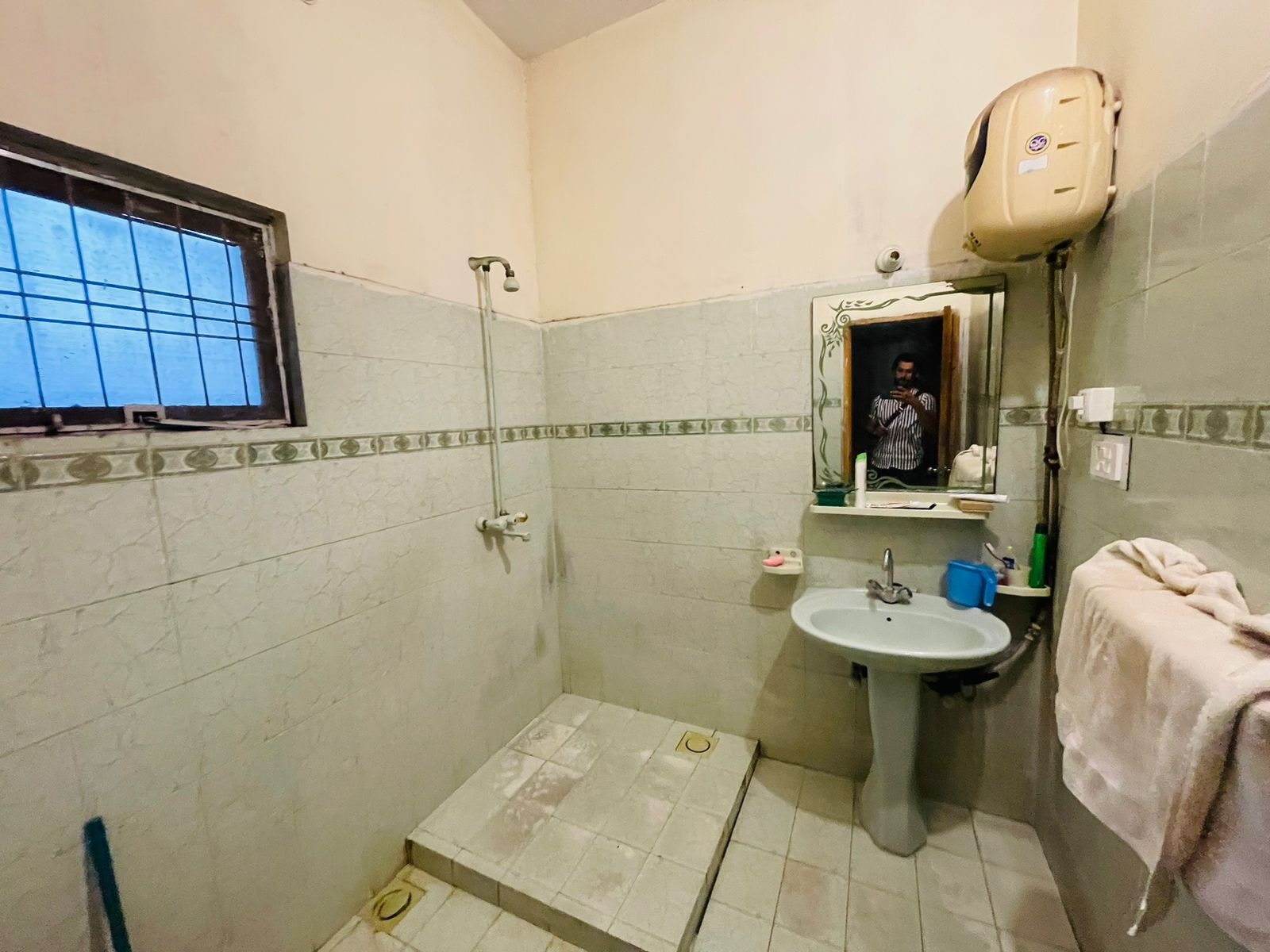 1 kanal old house for sale at A block DHA Phase 1 Lahore